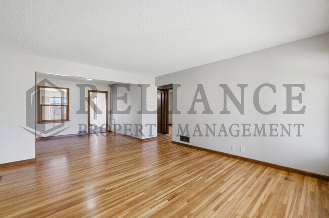 Building Photo - 2242 S Ridgewood Dr