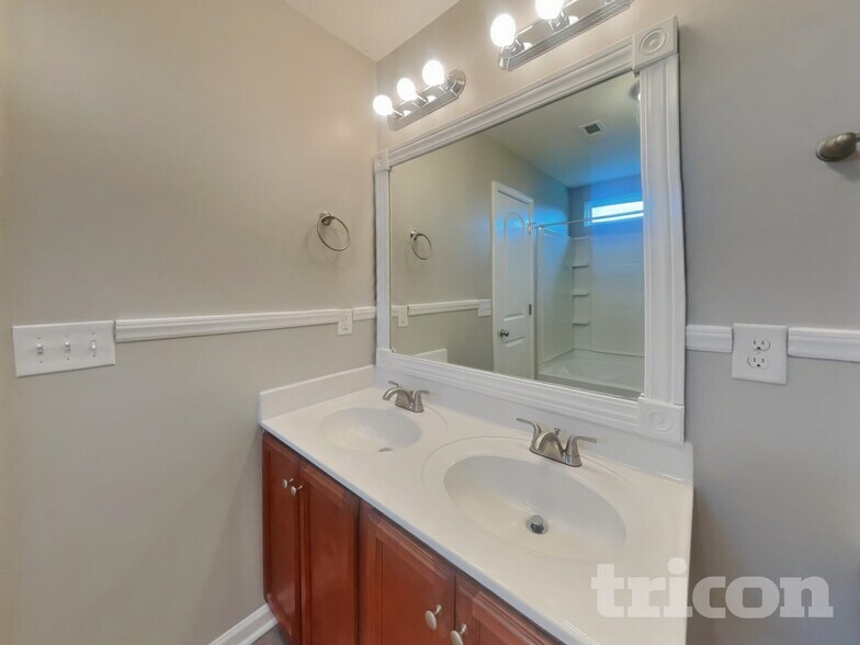 Building Photo - 1524 Hamilton Hills Dr
