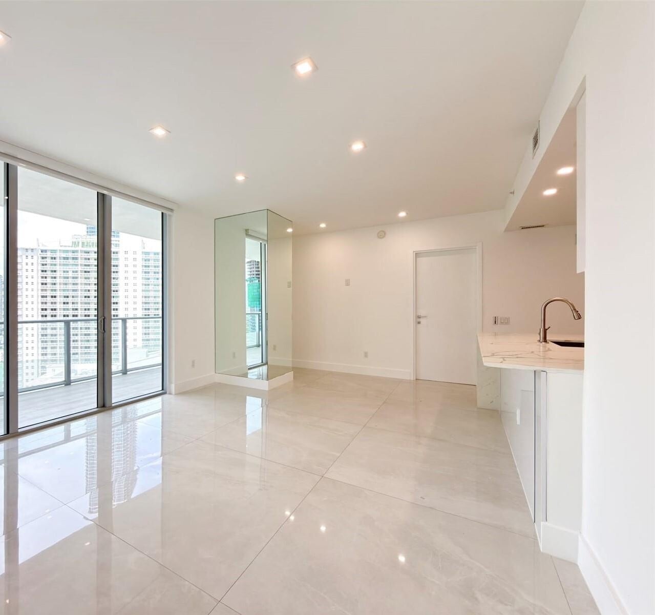 Building Photo - 1300 Brickell Bay Dr