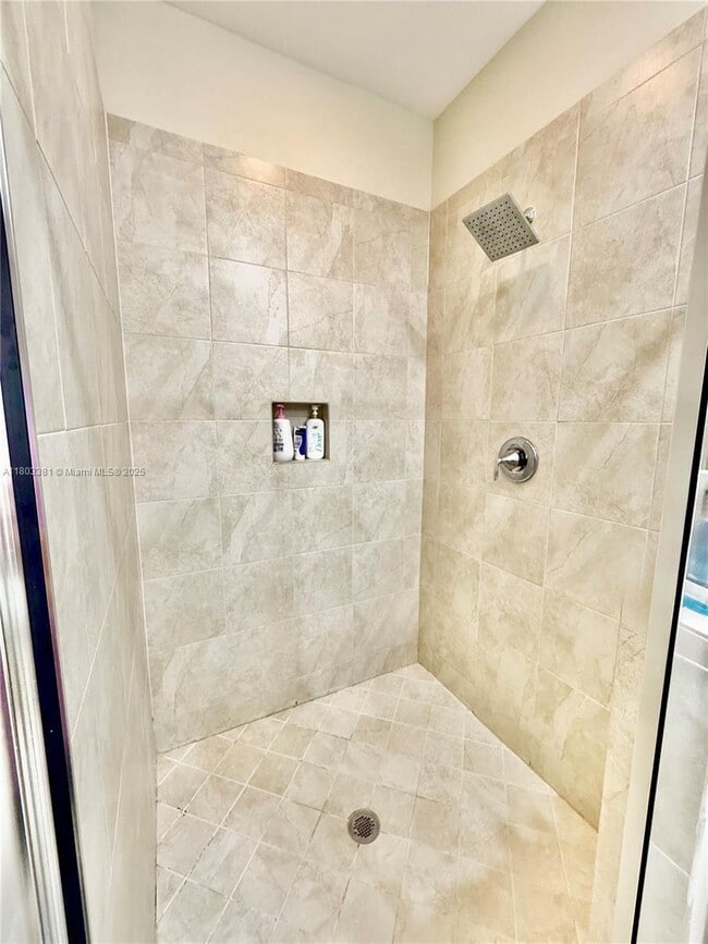 Building Photo - 2900 Cascada Isle Way