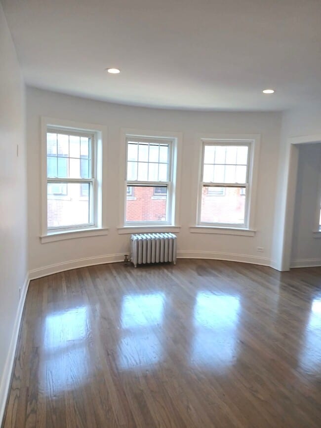 Building Photo - 1060 W Thorndale Ave