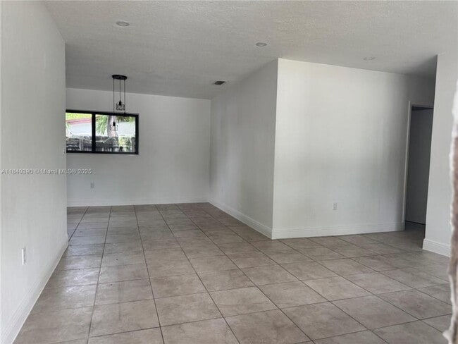 Building Photo - 3 bedroom in Hialeah FL 33010