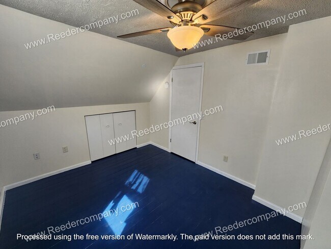 Building Photo - 3 bedroom 1 bathroom house in Munster with 2.5 car garage!