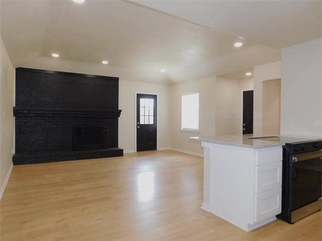 Building Photo - 9258 Burbank Dr