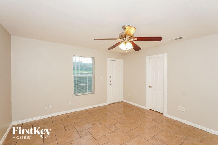 Building Photo - 916 Meadow Park Dr