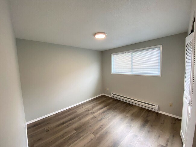 Building Photo - Beautifully Updated Ground-Level 2-Bedroom!