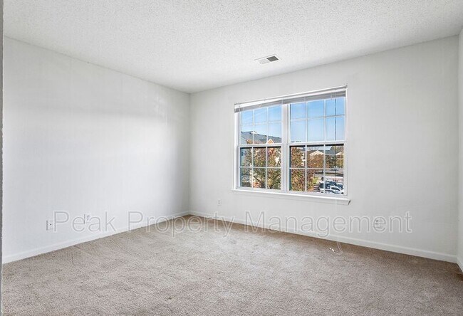 Building Photo - 811 Brassie Ln