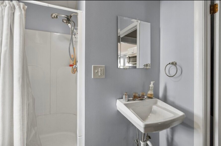 Building Photo - 41 Burbank St