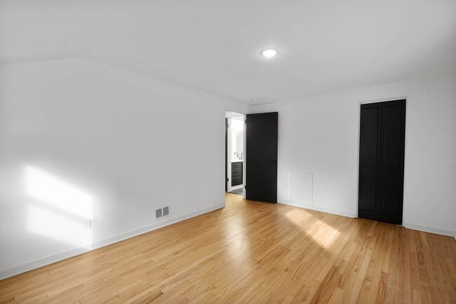 Building Photo - Ready for move in! Check out this RENOVATED 3 bedroom in BROOKLINE! UNBEATABLE LOCATION!