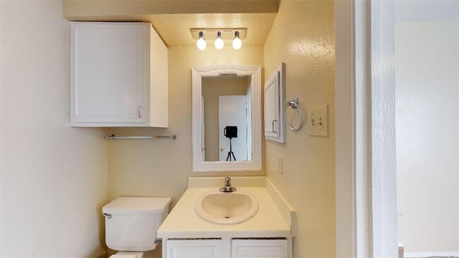 Building Photo - 305 Manuel Dr
