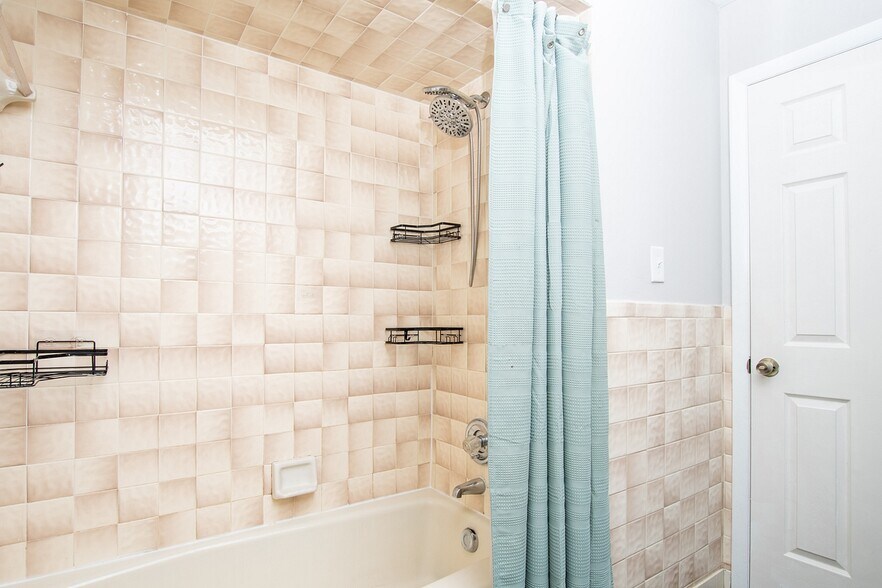 Building Photo - 2233 La Valle Dr