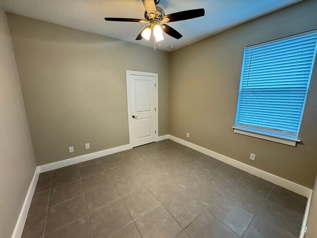 Building Photo - Spacious 4-Bedroom Home in Poinciana – Internet Included & No HOA Approval Required