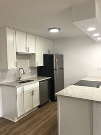 Building Photo - Conveniently Located Boulder Condo for Rent with Pool Overlooking the Flatirons