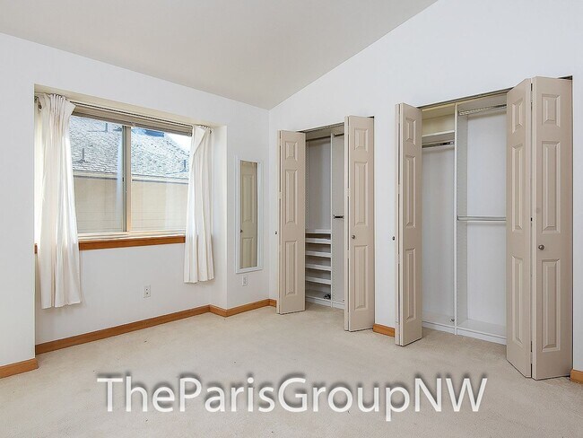 Building Photo - Gorgeous Greenwood Townhome * Walk to Lake...