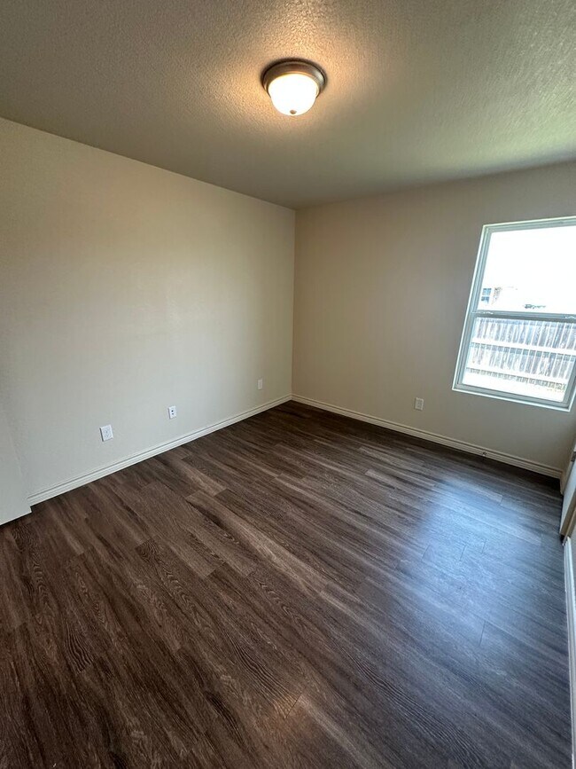 Building Photo - 3 Bedroom / 2 bathroom