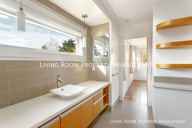 Building Photo - Gorgeous and Modern Townhouse - Steps from...