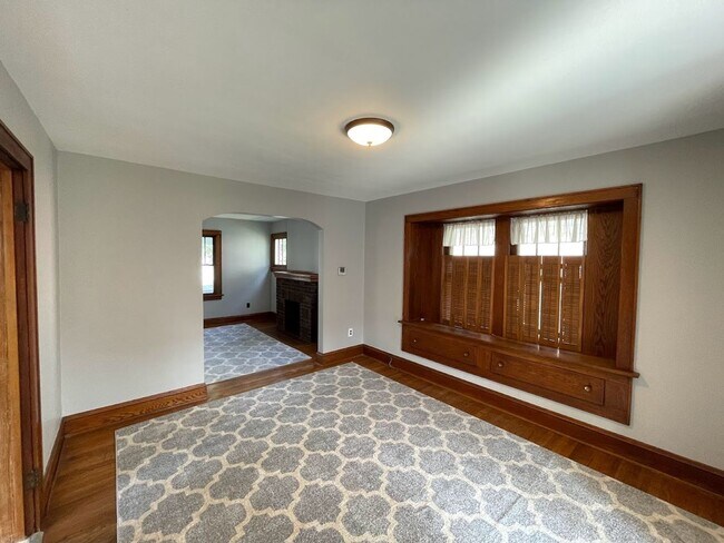 Building Photo - Three bedroom 1 1/2 bathroom home for rent