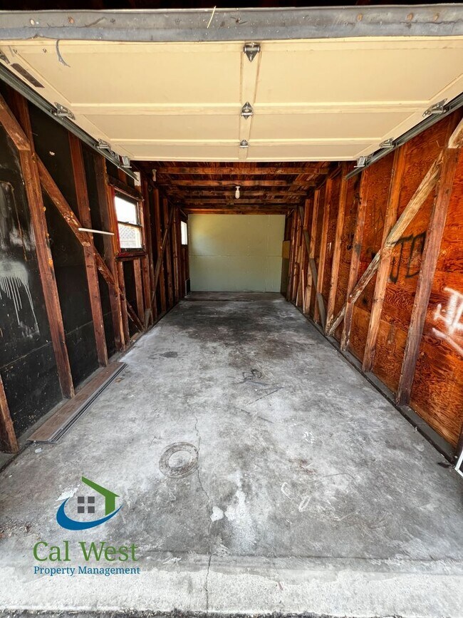 Building Photo - $2,595 - Darling 2 Bedroom 1 Bathroom Dupl...