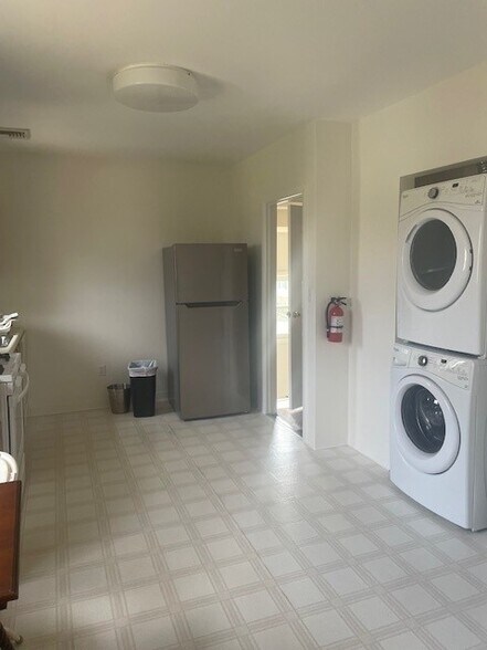 Building Photo - 61 Heights Rd