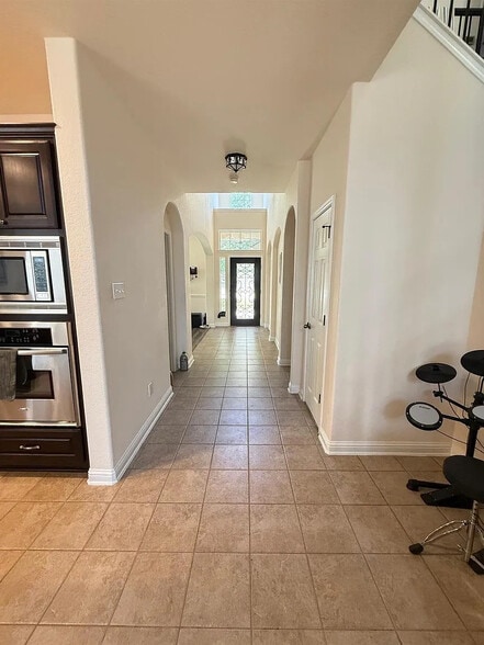 Building Photo - Room in House on Bridie Path