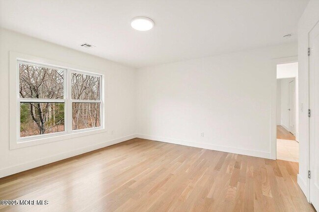 Building Photo - 527 Woodview Rd