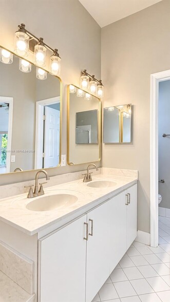 Building Photo - 908 Tanglewood Cir