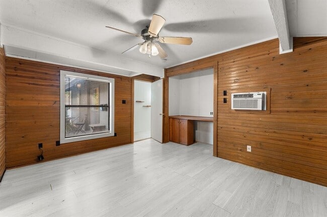 Building Photo - 5413 Duval St