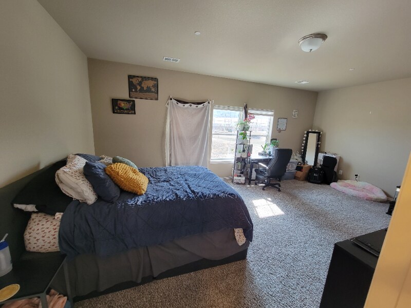 Building Photo - 2431 Crown View Dr