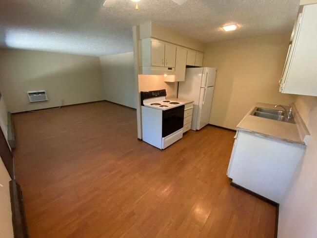 Building Photo - 111 W 12th Ave