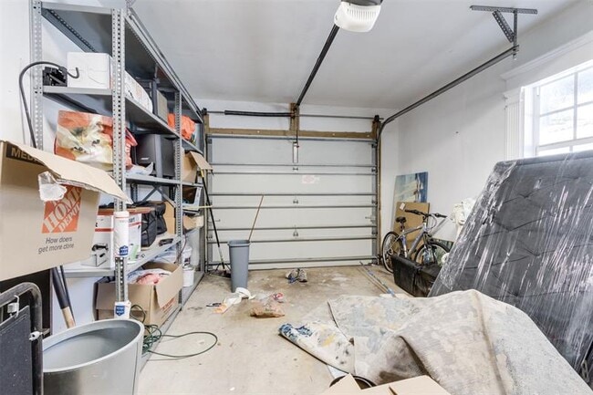 Building Photo - 936 NE 26th Ave