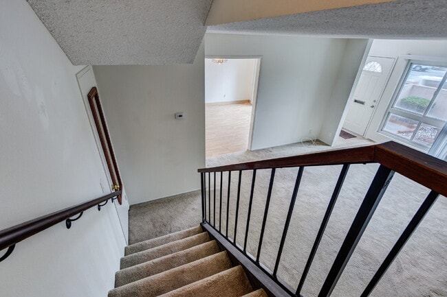 Building Photo - Resort-style amenities in a highly desirab...