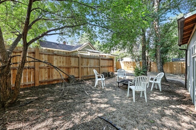 Building Photo - Beautifully Renovated Home with Modern Com...