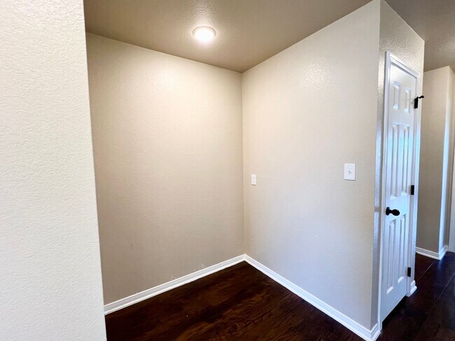 Building Photo - ~3 bedroom, 2.5 bath with balcony and priv...