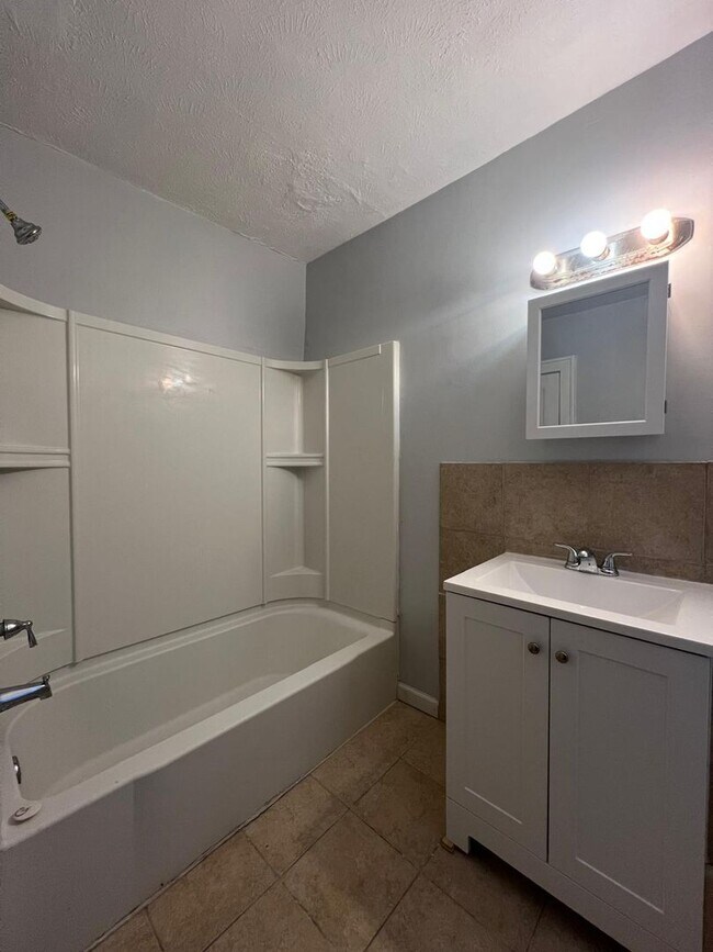 Building Photo - 14221 Glenside Rd