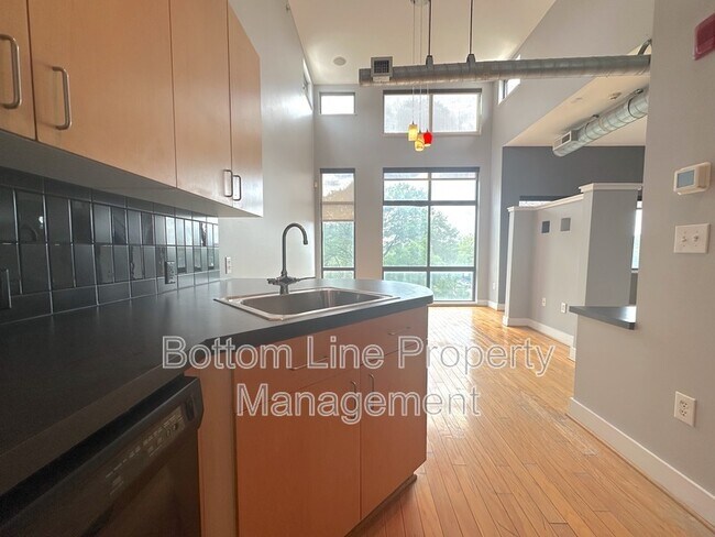 Building Photo - 514 W 10th St