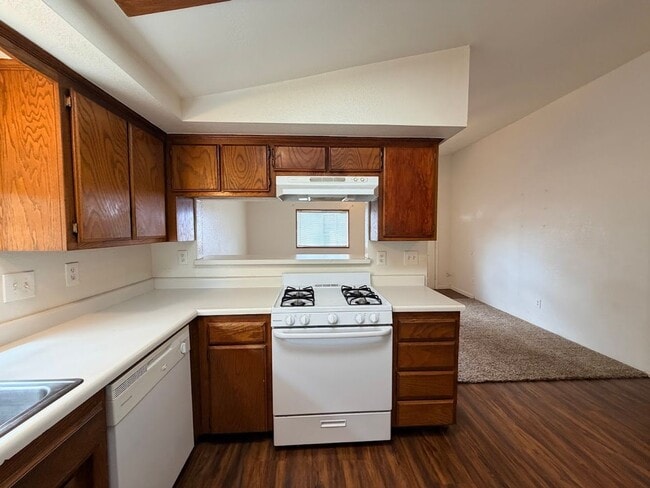 Building Photo - Well maintained home in convenient location w/seasonal landscaping incl.