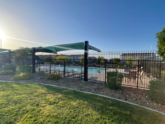 Building Photo - 3 BED 2.5 BATH 2 CAR GARAGE HOME w/ LOFT &...