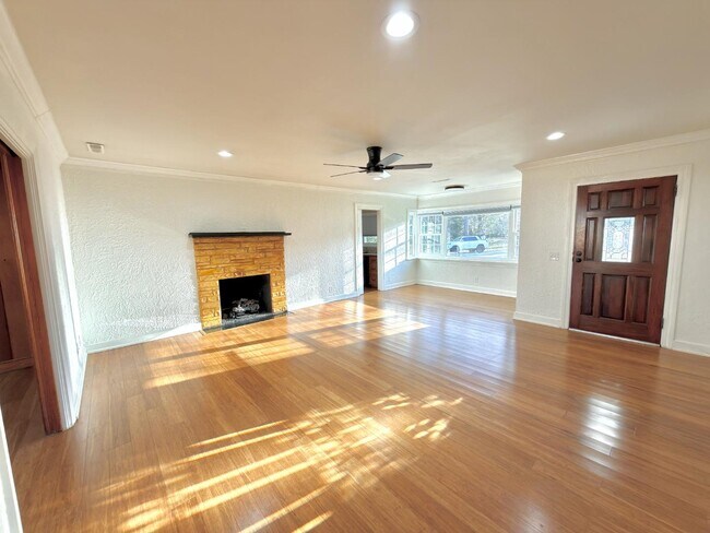 Building Photo - 1216 Eastwood Ave