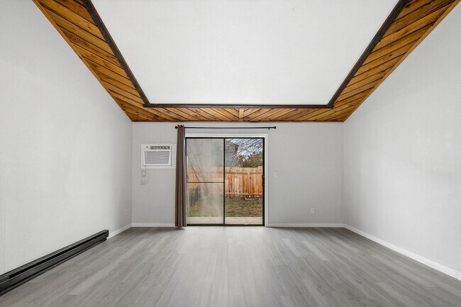 Building Photo - 2bed, 1.5 bath Duplex with Garage & Fenced Yard!