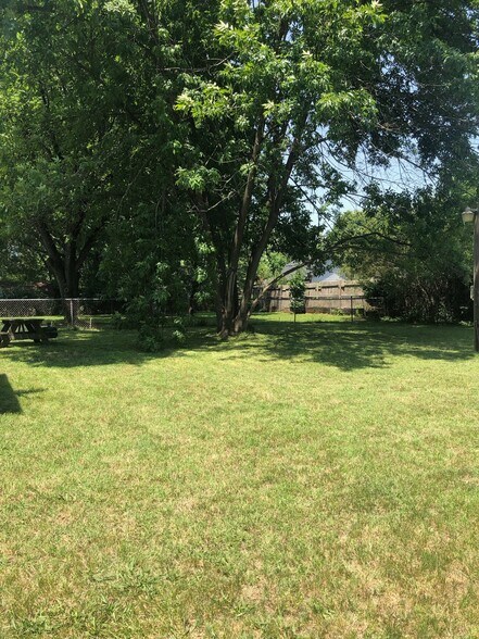 Backyard - 614 Roberts St