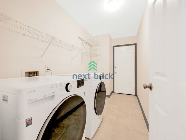 Building Photo - 3 BED & 2 BATH SINGLE FAMILY HOUSE FOR RENT