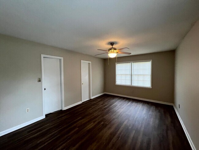 Building Photo - 109 Deerfield Dr