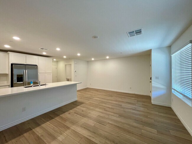 Building Photo - Gated 3 Bed, 2.5 Bath, 2 Car Garage Townho...