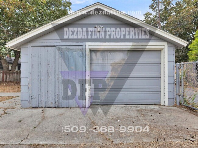 Building Photo - 5 Bed, 2 Bath Home Conveniently Located in...