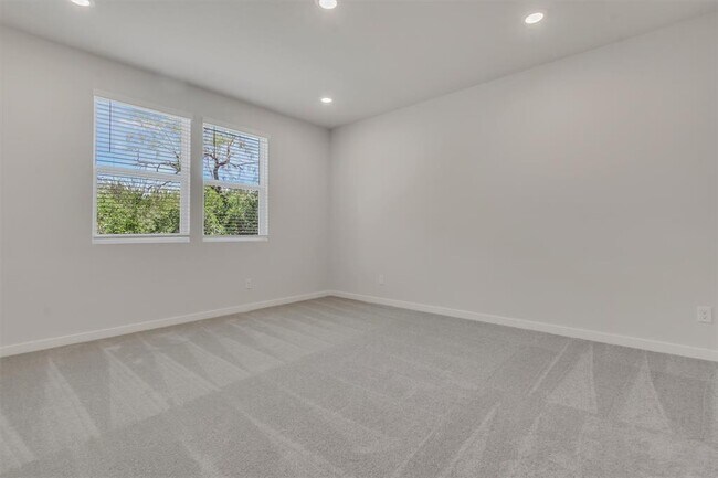 Building Photo - 212 Bendecido Loop