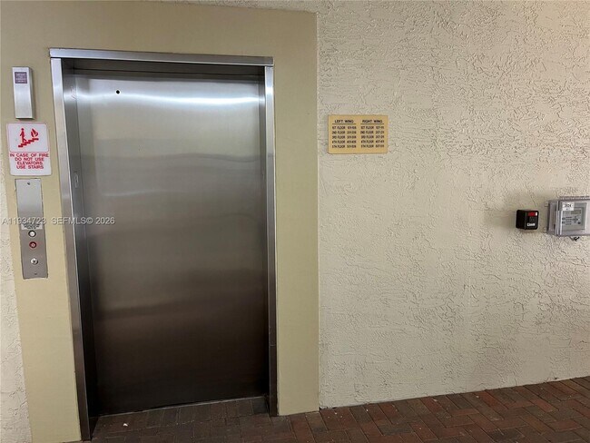 Building Photo - 3500 Oaks Clubhouse Dr