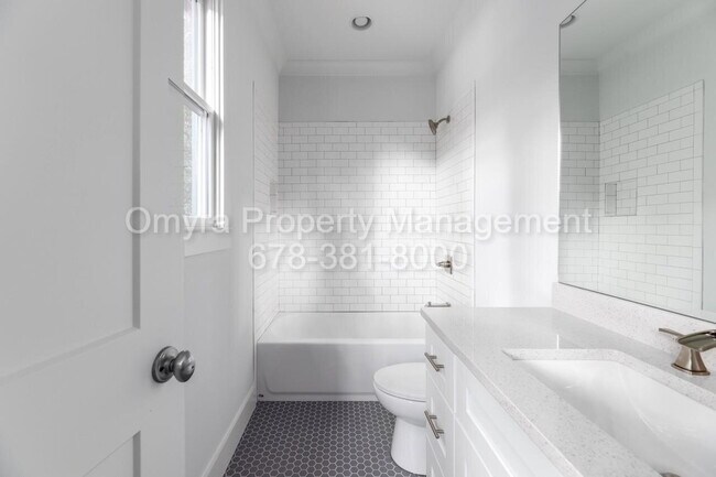 Building Photo - Luxurious 4 Bedroom Home near Grant Park!