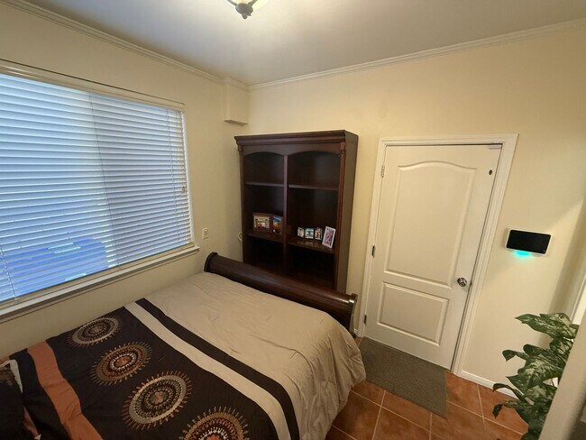 Building Photo - 4 Bedroom Home for Rent in Valencia Northp...