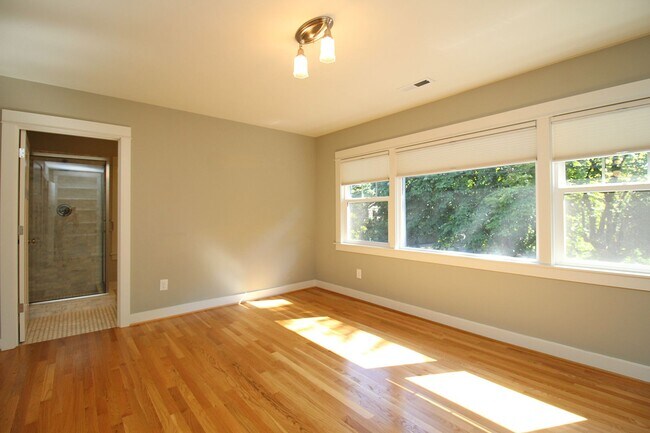 Building Photo - Beautifully Updated 5 Bedroom/3.5 Bath Irvington Craftsman Bungalow!