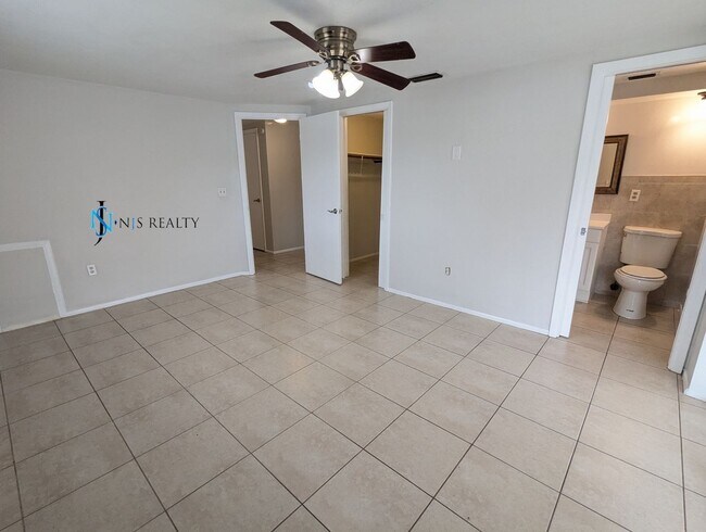 Building Photo - Fresh paint throughout this 3/2/1 1400 Sq....